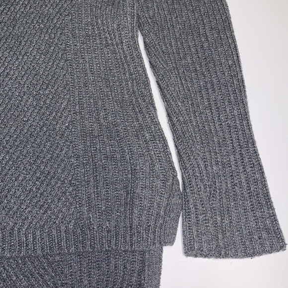 Madewell hex comb 1937 grey Sweater size Medium. Crew neck. slits on the side. - Picture 10 of 16